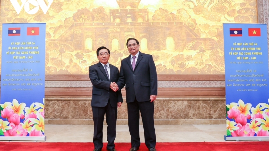 Vietnamese, Lao PMs witness signing of nine cooperation documents